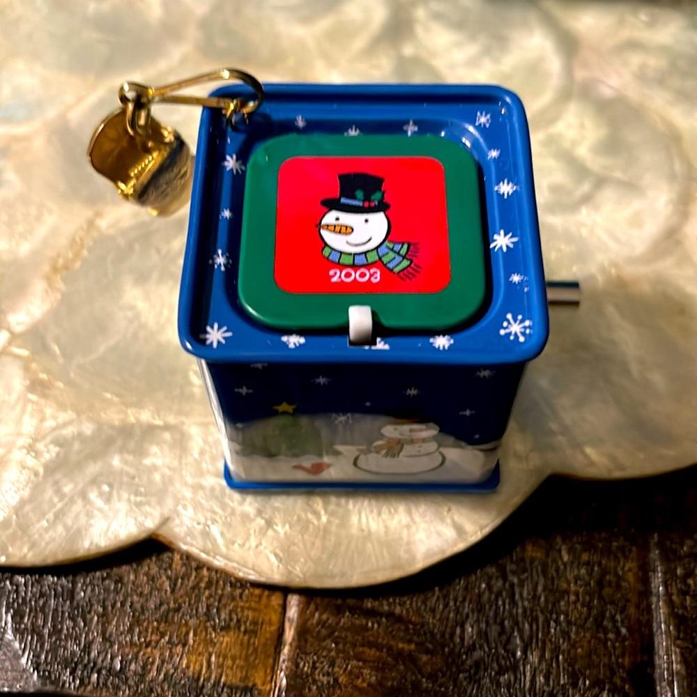 Hallmark Keepsake Ornament Pop! Goes the Snowman. 2003, 1st in the Pop! Series